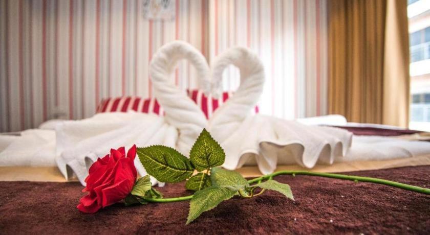 Long Beach Hotel Patong Dış mekan fotoğraf